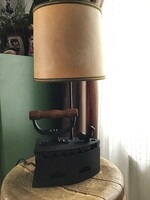 Különleges asztali lámpa szenes vasaló lámpatesttel
