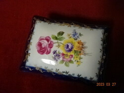 Német porcelán, rózsa mintás bonbonier, mérete: 12,5 x 9 x 5 cm. Jókai.