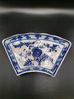 Onion-patterned porcelain offering section