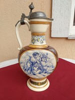 Schütz Cilli puttós,angyalkás jelenetes, ón fedeles korsó, kancsó..38 cm..