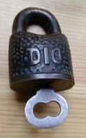 Old dio padlock + key - 4 x 6 cm. (3)