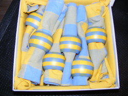 QUELLE sárga-kék szalvétagyűrű-szalvéta garnitúra,dekoráció, fából-vászonból Új.
