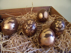 Csokoládébarna, kifújt, kézzel festett tojások együtt