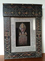 Különleges, afrikai vitrines kép, belehelyezett fém, törzsi fésű másolattal