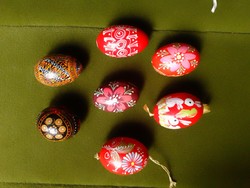 Hét régi orosz népművészeti kézzel festett színes mintás hímes húsvéti tojás dekoráció locsolóknak