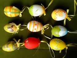 Kilenc műanyag alapra kézzel festett színes mintás hímes húsvéti tojás tavaszi dekoráció locsolóknak