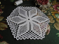 Dekoratív, horgolt csipketerítő   29 cm.