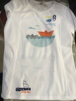 Vitorlás női sport-póló, JHK márkájú, a 2021. évi junior világbajnokság emblémájával