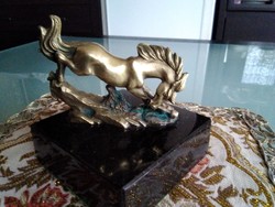 Vágtázó ló bronz szobor fekete márvány talpon aprólékos, élethű kidolgozással!