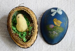 Antik húsvéti papírmasé tojás díszes festett selyem borítás fémszál masni benne csibe figura 8,5 cm