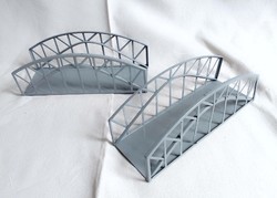 Két régi szürke vasúti közúti híd pár 0-ás vonat vasút modell terepasztal kiegészítő lemezjáték