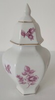 Hollóházi porcelán fedeles váza. Hófehér alapon sötétrózsaszín virágmintával