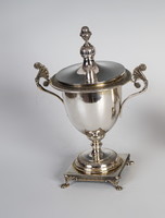 Ezüst fedeles kupa - stilizált oroszlános lábakkal