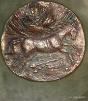 R. Törley Mária (1950) Krisztustól elforduló ló. 15 cm átmérőjű bronzírozott kis dombormű.