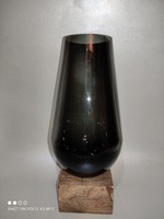 KIS PÉNZÉRT MOST! Ajándéknak lakásdísznek is kiváló! Fa platformon álló füst üveg váza lilás színben