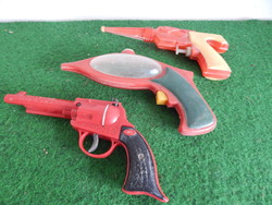 3 db retro gyermekjáték,pisztoly,vizipisztoly,a képen látható állapotban.