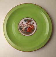 Antik jelenetes (3 alakos) porcelán süteményes tányér, zöld, arany széllel