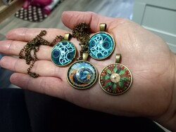Bronz és ezüstözött  medálok, iranytű, steampunk üveglencsés amulettek