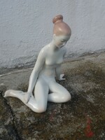 Aquincum, térdeplő akt, figurális porcelán