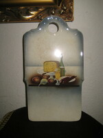 Porcelán -majolika  ,falra akasztható   "  vágó deszka  "  jelzett   , 15 x 27 cm