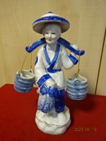 Kínai porcelán, kézzel festett figura, a fízhordó nő, magassága 26,5 cm. Jókai.