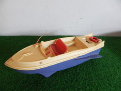 Retro műanyag játék csónak,28 cm hosszú a képen látható állapotban.