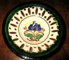 Ceramic wall plate with an openwork pattern