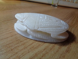 Scarabeus  bogár , alabástromból  , 5,8  x 8 cm