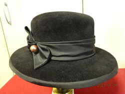 Women's brown quality hat with decorative pin, size 56. Jokai.