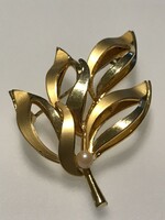 Gold-plated, leaf-shaped brooch with a small pearl, 5 x 3.5 cm