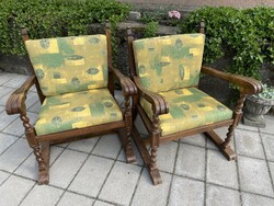 Vidám vászon huzattal kényelmes régi fotelek párban