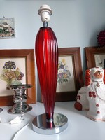 Piros üveg lámpatest, króm ezüst színű talppal, 47 cm magas.