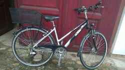Akciós ár ! KTM Ventura 28" női trekking kerékpár teljes felszerelés,extrák