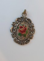 Vintage  gobelin betétes rózsás  bross