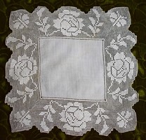 Horgolt rózsa és pillangó minta csipkés régi díszzsebkendő , tálcakendő 26,5 x 25,5 cm