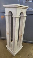 Fehér márvány posztamens-virágtartó-oszlop