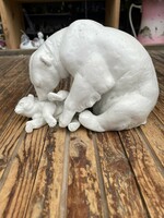 Porcelán jegesmedve kis boccsal