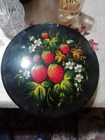 The retro strawberry pattern plate box is in perfect condition