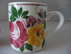 Olasz kézzel festett bögre , lengyel váza hasonló vegyes virágokkal egyben