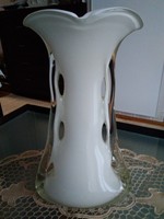 Art Deco  huta üveg váza fehér színben oldalán áttört mintával, átlátszó széllel!