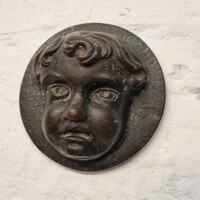 Antik vasból kalapált (?), gyerek fejet ábrázoló dombor plakett relief - EP