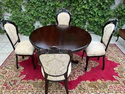 Antik stílusú étkező / tárgyaló asztal 4 db kárpitozott támlás székkel