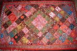 Nagy méretű, színes indiai textilkép, egzotikus patchwork falikép, gyöngyökkel és flitterekkel
