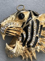 Tigrisfej alakú medál Swarovski kristályokkal és fekete zománc dísszel, 5,5 x 5,5 cm