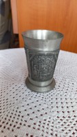 Régi ón 8,5 cm-es jelenetes dombornyomott pohár-Anno 1765.1870,1910 szöveggel korhű életképek