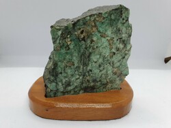 Smaragd ásvány fa talpon 1,1 kg