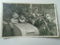 D195706  Régi fotó 1949 Motorbicikli megpakolva gyerekekkel