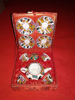 Kis kínai vagy japán porcelán teás készlet selyemmel borított dobozában