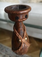 Népi fa gyertyatartó, tömör diófa, kézműves figura 12 cm