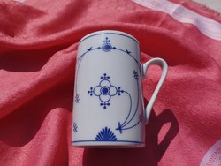 Porcelain cup with Immortelle pattern
